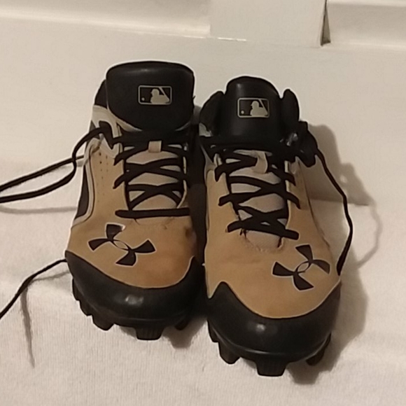 Under Armour Football Cleats - Picture 2 of 4